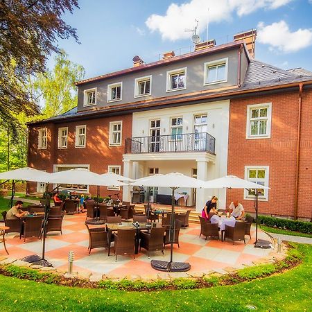 Отель Manor House Броумов Экстерьер фото