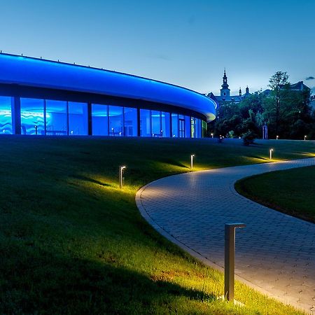 Отель Manor House Броумов Экстерьер фото