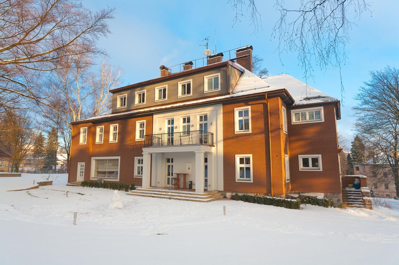 Отель Manor House Броумов Экстерьер фото