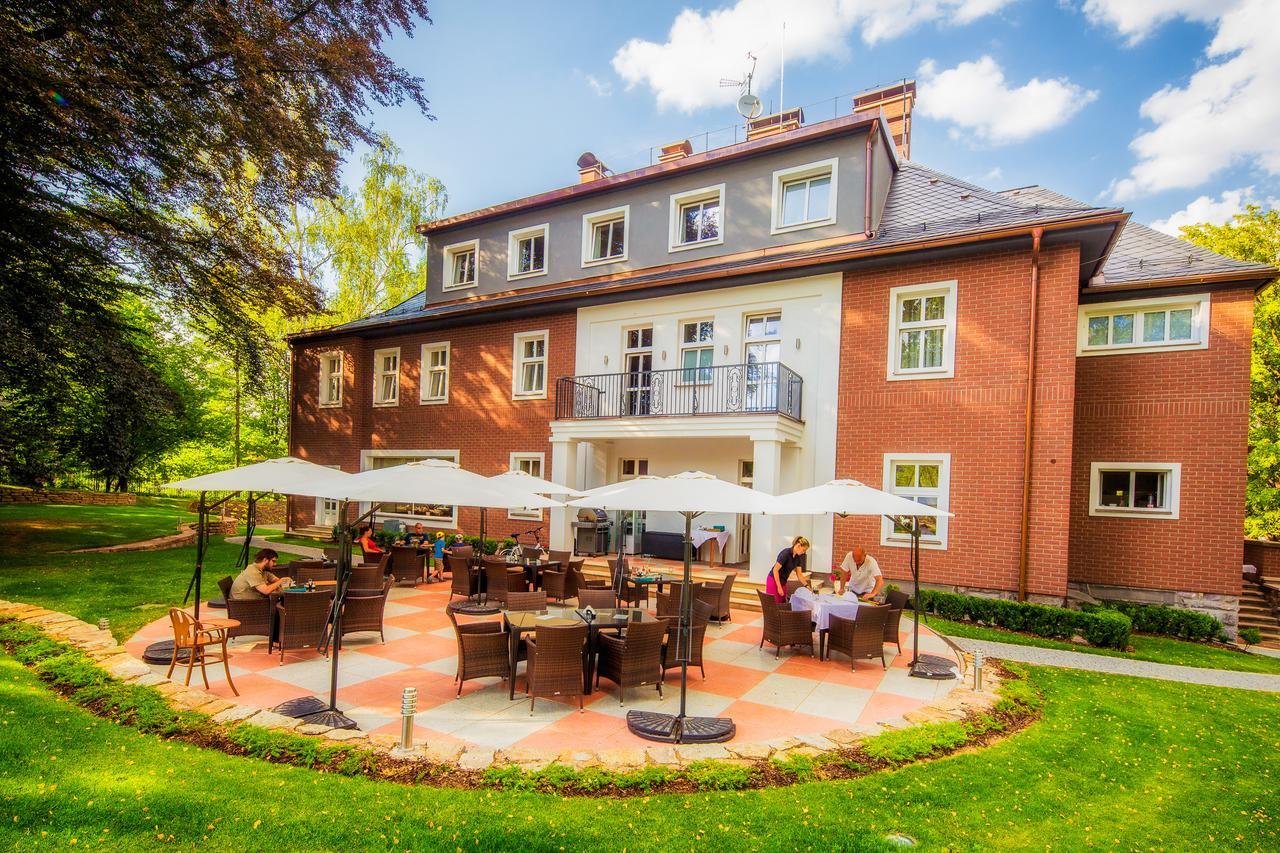 Отель Manor House Броумов Экстерьер фото