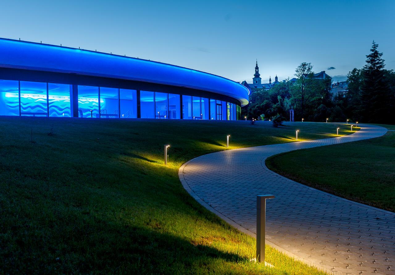 Отель Manor House Броумов Экстерьер фото
