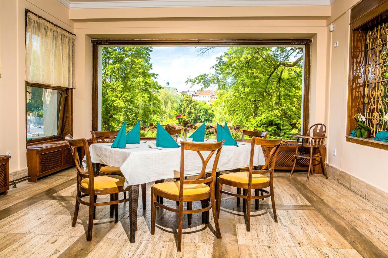 Отель Manor House Броумов Экстерьер фото