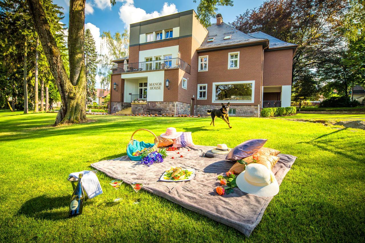 Отель Manor House Броумов Экстерьер фото
