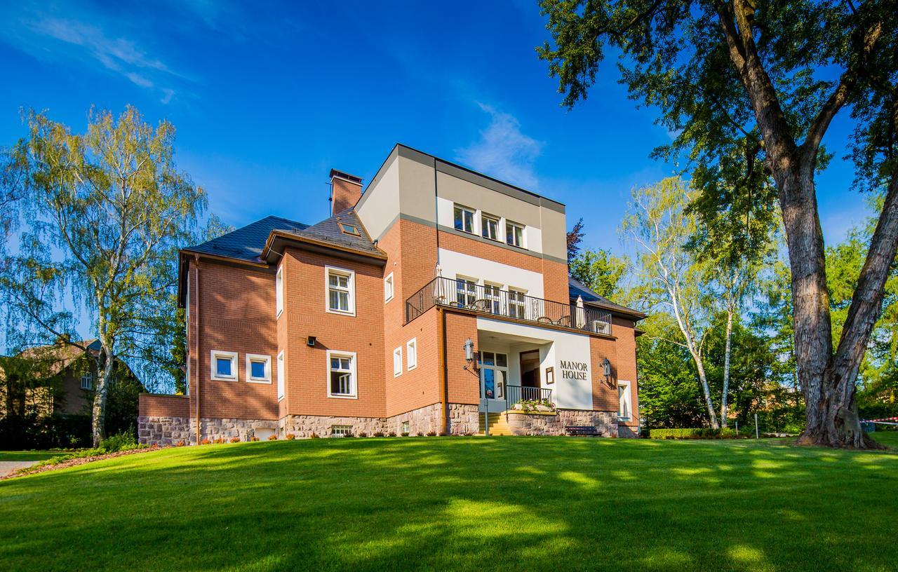 Отель Manor House Броумов Экстерьер фото