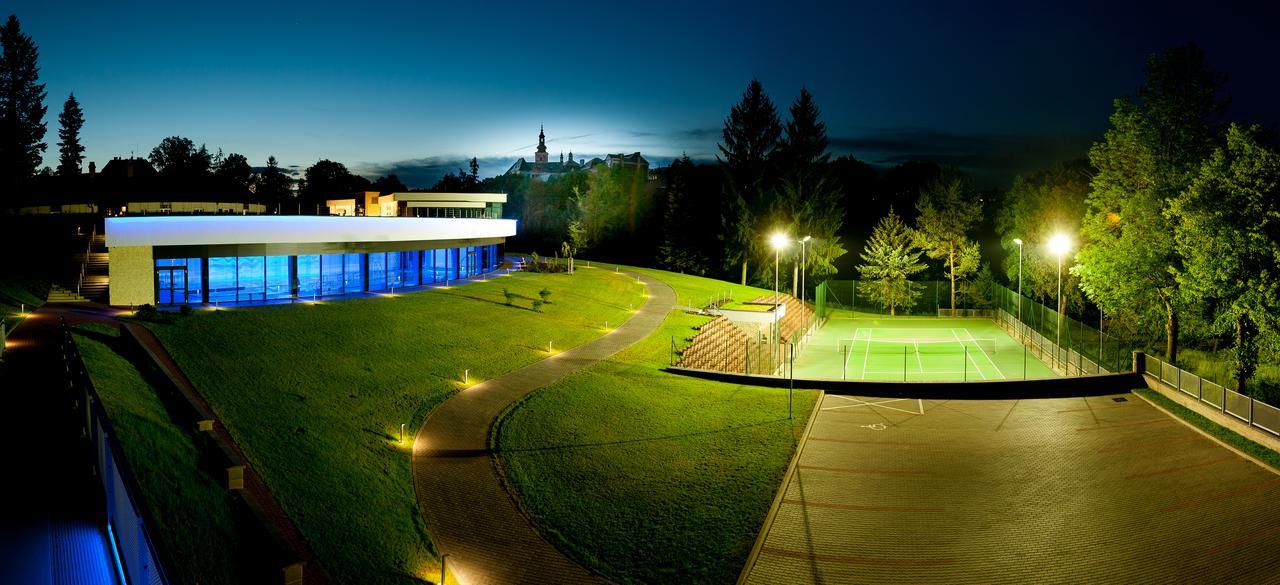 Отель Manor House Броумов Экстерьер фото