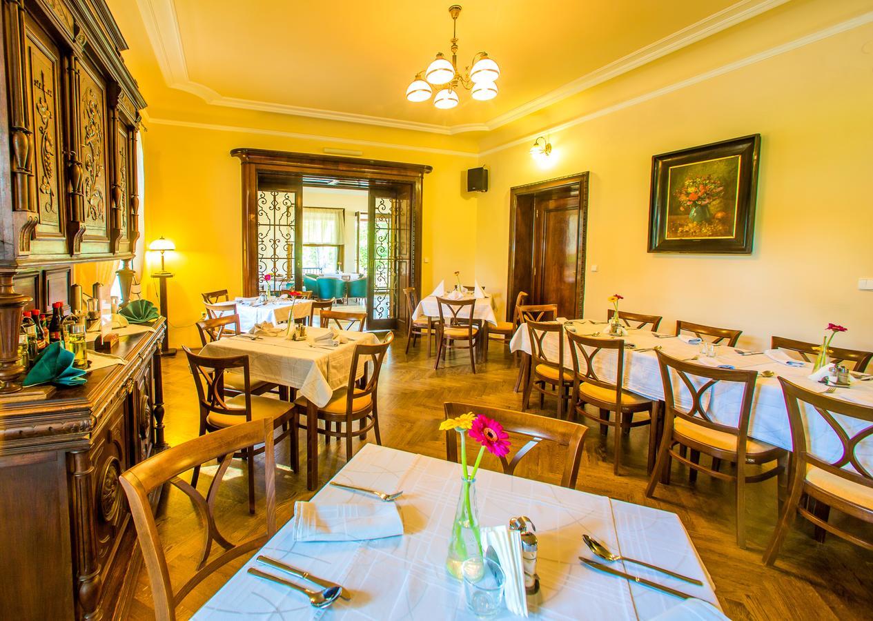 Отель Manor House Броумов Экстерьер фото