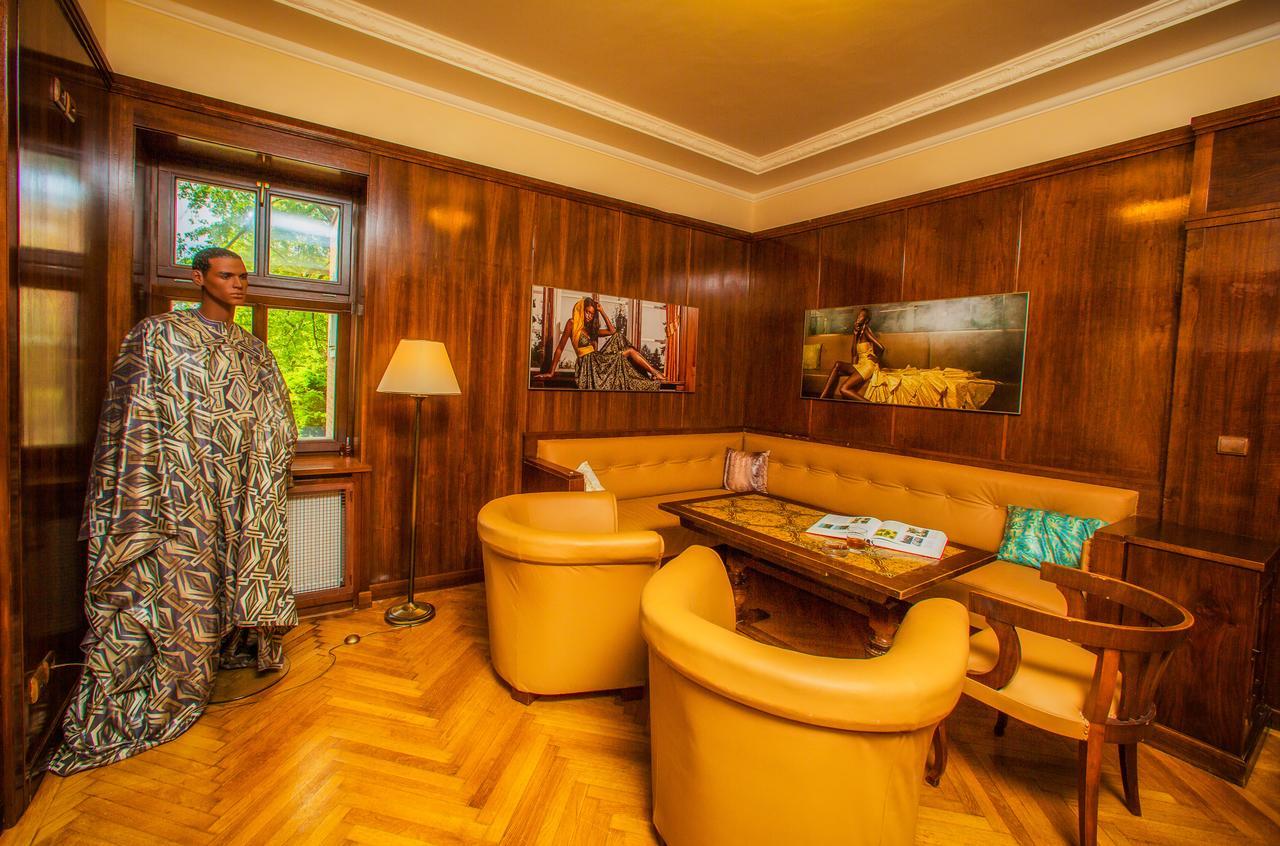 Отель Manor House Броумов Экстерьер фото
